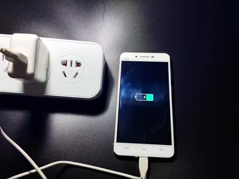 手機充滿電后要養成及時拔掉數據線和充電器的習慣